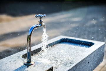 Wie aus Grundwasser ein Lebensmittel wird Aus einem Wasserhahn im Freien plätschert sauberes Wasser in ein steinernes Becken. Foto: JonasKIM / pixabay.com