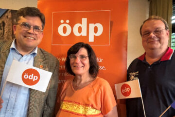 Neuer Kreisverband Main-Kinzig in Hessen gegründet Vorstand des neu gegründeten ÖDP-Kreisverbands Main-Kinzig (von links): Dr. Ralf Grünke (Vorsitzender), Sabine Pfeiffer (2. stv. Vorsitzende), Christian Maiwald (1. stv. Vorsitzender). Foto: Werner Fingerle