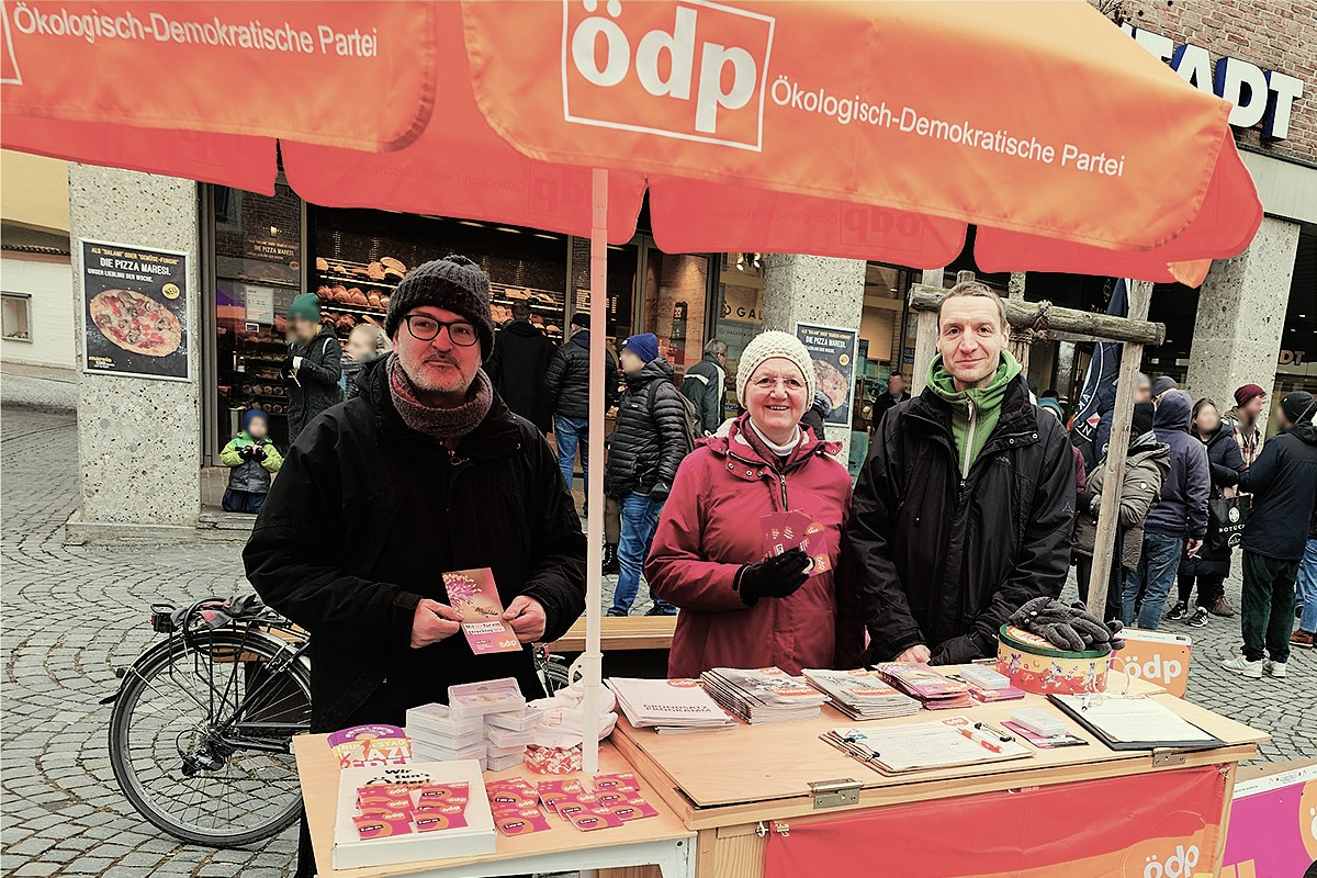 Warum braucht es die ÖDP und ihren orangenen Stand? Weil Sie bei uns keine blau nationale, gelb liberale oder rot soziale Brille aufgesetzt bekommen. Vielmehr laden wir Sie zu einem spannenden Perspektivwechsel ein. Foto: ÖDP Landshut