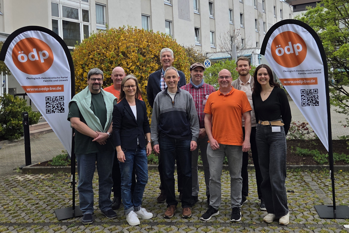 Der neue Landesvorstand der ÖDP Baden-Württemberg (von links): Martin Weinmann, Axel Jänichen, Marion Schmid-Moeck, Uwe Olschenka, Matthias Dietrich, Andreas Strecker, Guido Klamt, Simon Kuhn, Karina Tyroller. Foto: ÖDP Baden-Württemberg