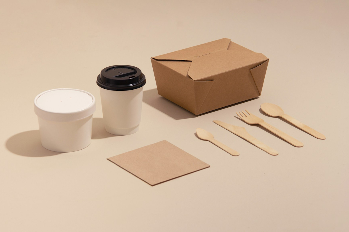 Lebensmittelverpackungen können auch so designt werden, dass sie Mensch und Umwelt nicht schaden. Foto: Clair / unsplash.com