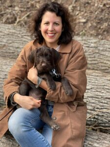 Nicht alle Hunde (und Katzen) haben es so gut, wie dieser in den Armen von Manuela Ripa, der Europaabgeordneten der ÖDP. Mit einer Petition fordert die Partei nun eine schnellere Umsetzung der neuen Chip- und Registrierungspflicht, um unnötiges Tierleid zu vermeiden. Foto: Manuela Ripa