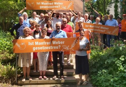 Beim kleinen Parteitag in Augsburg gab die ÖDP Bayern mit den beiden Landesvorsitzenden Agnes Becker und Tobias Ruff (1. und 2. Reihe rechts) das Startsignal für eine Protestaktion gegen die Zulassung der Agrar-Gentechnik. Foto: Helmut Kauer
