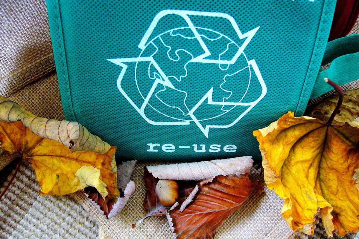 Ausbeutung zerstört unsere Lebensgrundlagen, Wiederverwendung ist die Lösung. Darauf weist diese Tasche mit dem Aufdruck „re-use“ hin. Foto: Shirley810 / pixabay.com