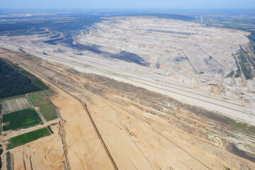 Die Grube Hambach im Jahr 2024. Es sind verschiedene Tagebaubagger zu sehen, die teilweise über 200 Meter lang und mehrere Dutzend Meter hoch sind. Foto: Carsten Steger, CC BY-SA 4.0 , via Wikimedia Commons