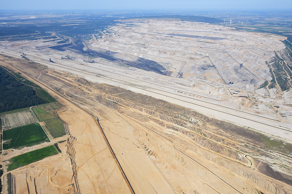 Die Grube Hambach im Jahr 2024. Es sind verschiedene Tagebaubagger zu sehen, die teilweise über 200 Meter lang und mehrere Dutzend Meter hoch sind. Foto: Carsten Steger, CC BY-SA 4.0 , via Wikimedia Commons